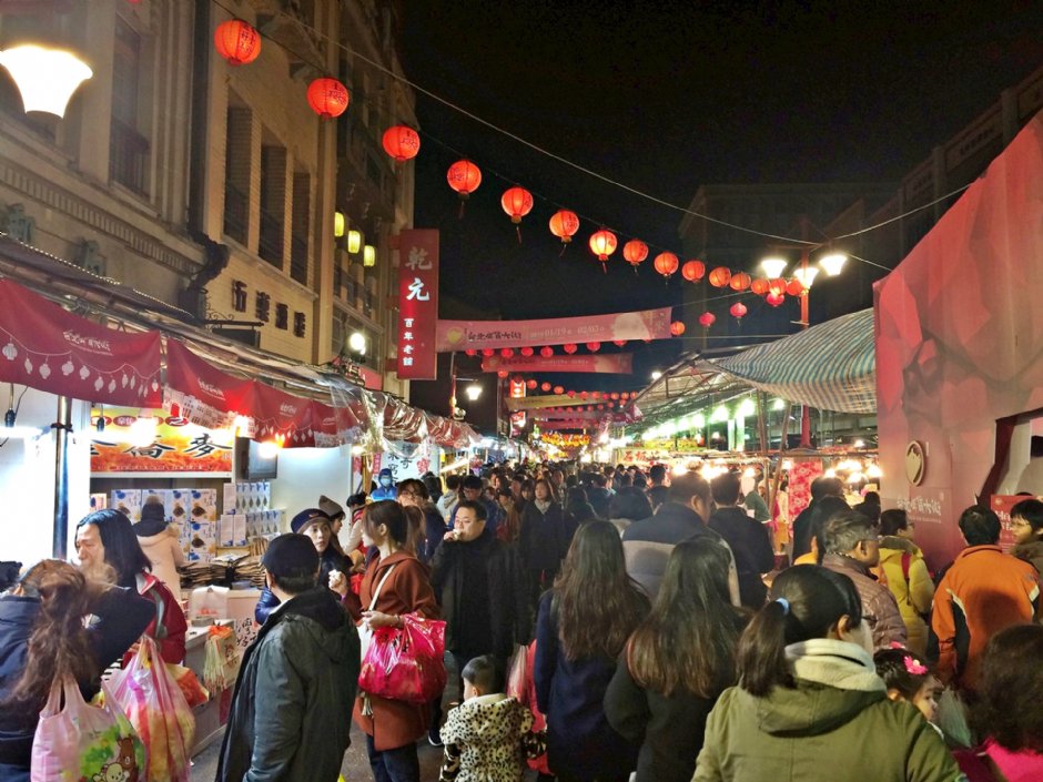 迪化街是台北最知名的年貨大街 攝影：Eva隨手拍