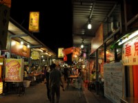 自強夜市中攤位林立<br/> 攝影：Kavin