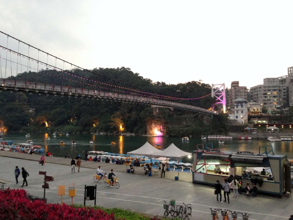 傍晚時分的吊橋 攝影：陳皮梅