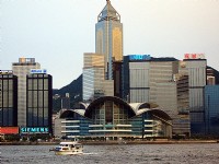 白天遠眺香港展覽會議中心<br/> 攝影：王世傳