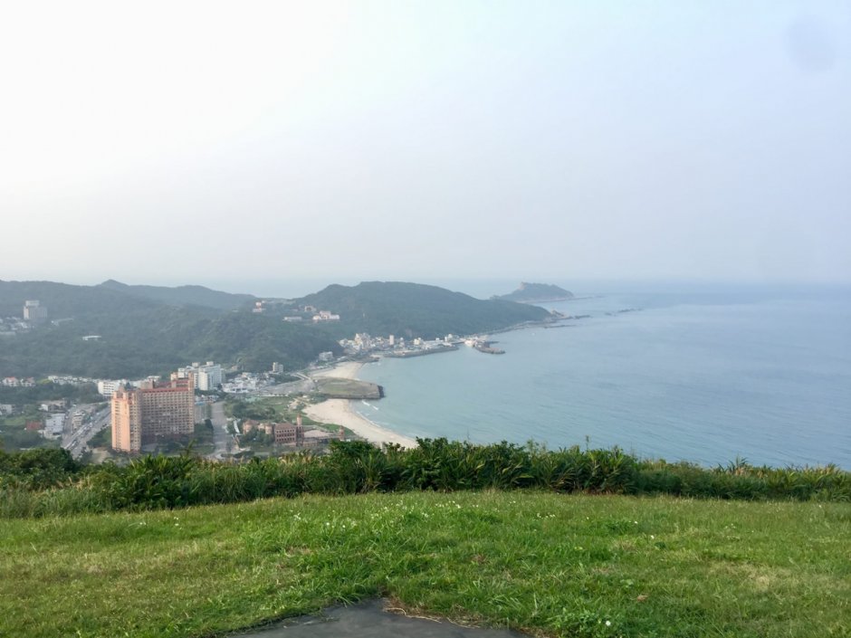 站在萬里飛行場可一覽翡翠灣海景 攝影：Eva隨手拍