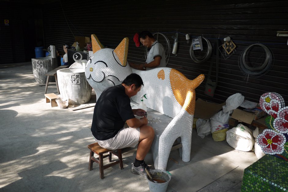板陶窯剪黏師傅創作中 攝影：旅遊王攝影組