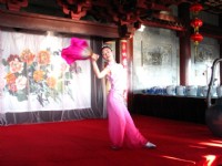 城隍閣內的表演<br/> 攝影：馮順
