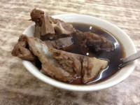 香氣逼人的藥燉排骨<br/> 攝影：陳皮梅