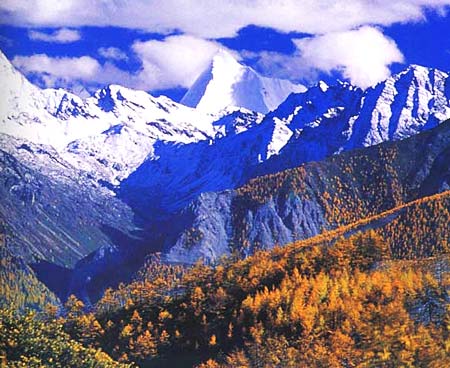 群山雄姿 攝影：四川旅遊信息網