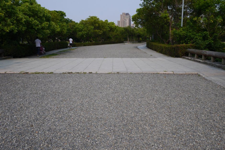 高雄巿立美術館碎石步道 攝影：三井