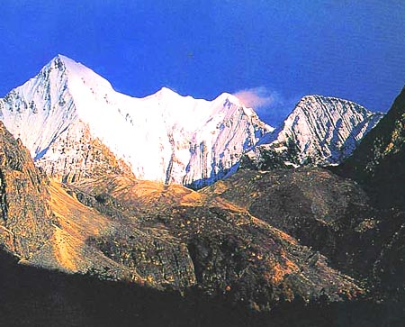 夏諾多吉峰-海拔5968米 攝影：四川旅遊信息網