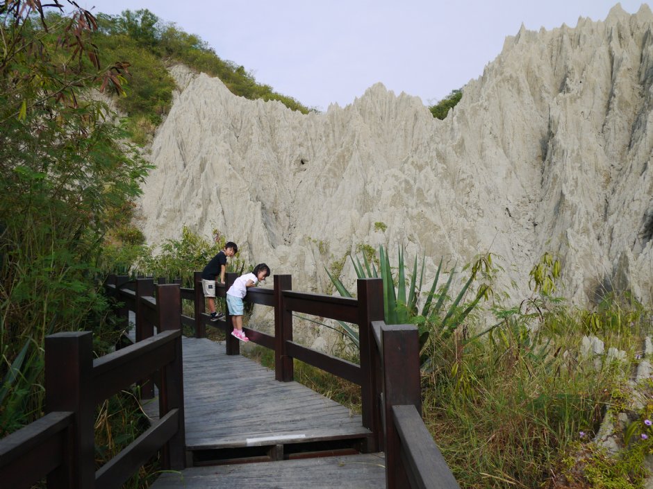 贯穿恶地形的步道 攝影：三井