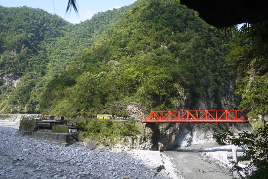 長春橋與停車場201607 攝影：旅遊王攝影組