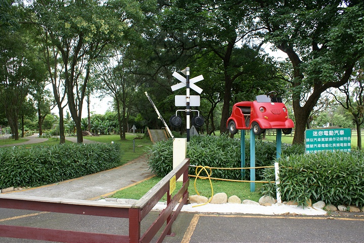 迷你電動汽車 攝影：Eva隨手拍