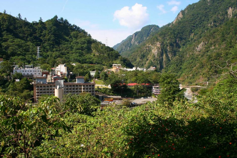 青山環繞溫泉區 攝影：老山羊部落格