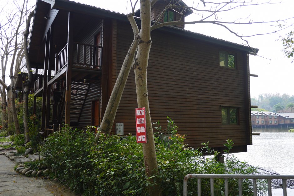 南元花園休閒農場湖上渡假原木屋 攝影：三井