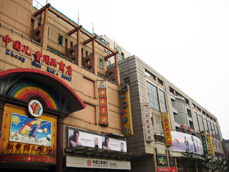商店林立 攝影：方盛文