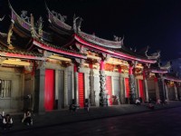 夜間的行天宮外觀<br/> 攝影：陳皮梅