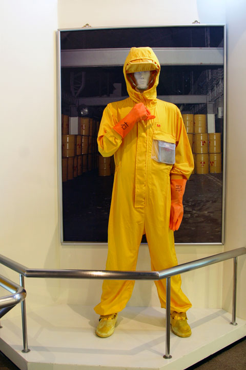 核二廠展示館-防護衣 攝影：簡時強