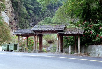 側門 攝影：呂玫瑢