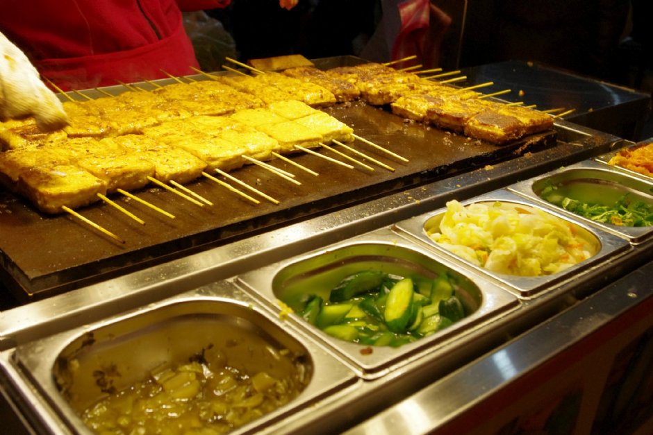 老街人氣小吃-烤臭豆腐 攝影：Eva隨手拍