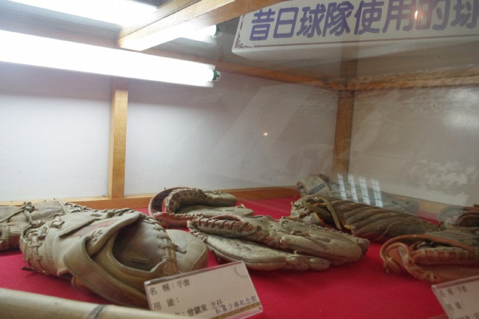 昔日球隊所使用之球具 攝影：Eva隨手拍