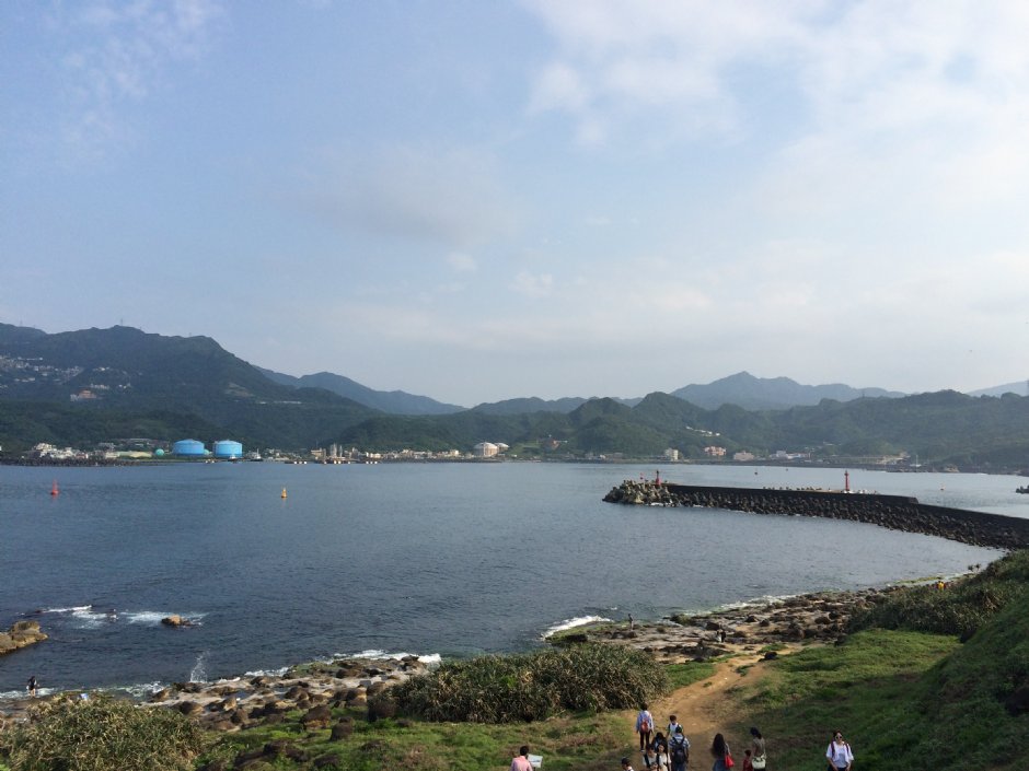 站在深澳岬角看漁港 攝影：May