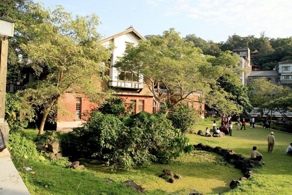 溫泉博物館外草坪 攝影：陳銘祥