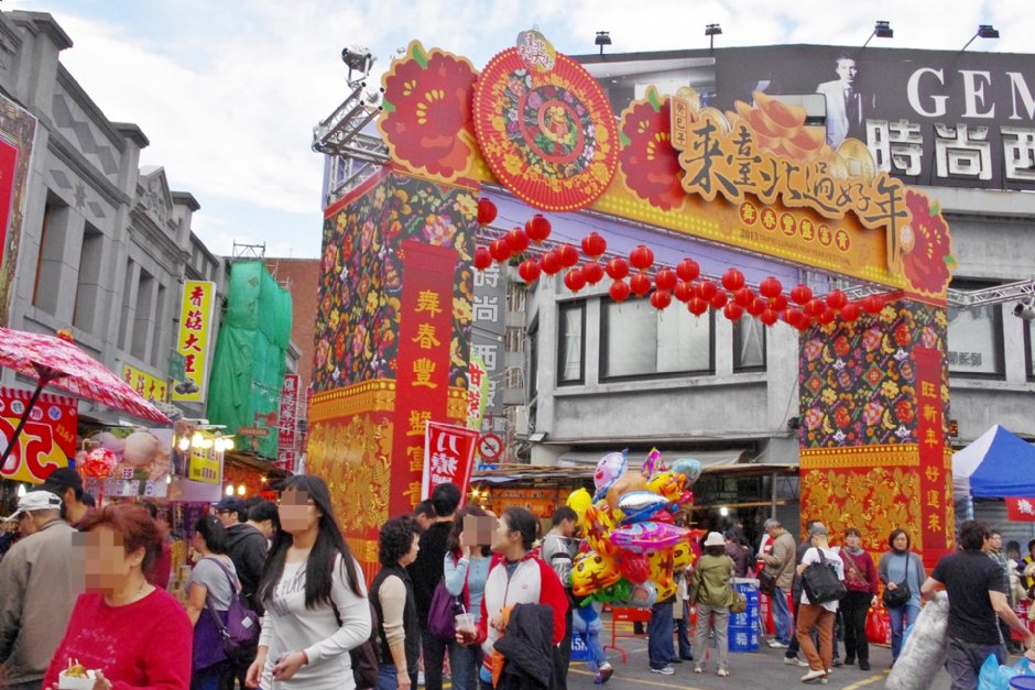 迪化街是台北最知名的年貨大街 攝影：Eva隨手拍