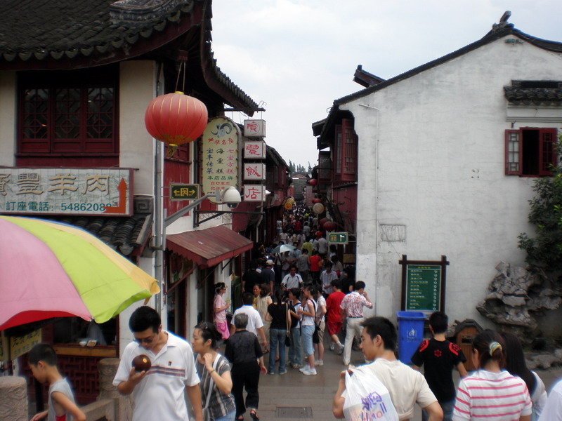 街上人潮 攝影：顧穎