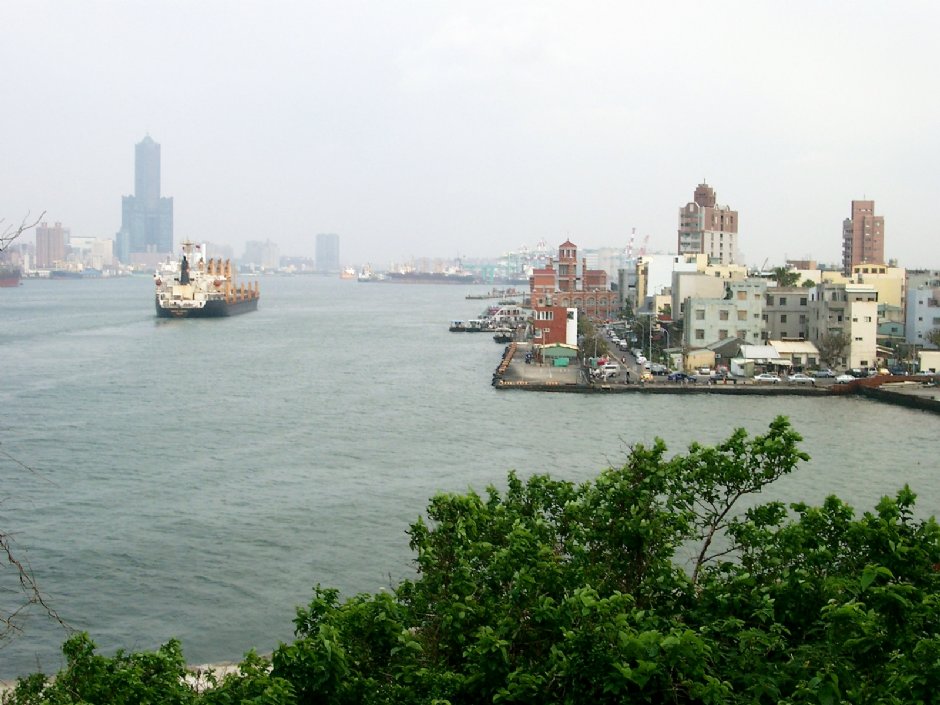 從旗津遠眺西子灣風景區 攝影：Eva隨手拍