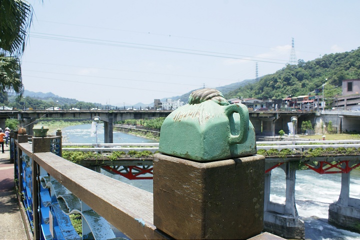 橋邊各式茶壼 攝影：Eva隨手拍