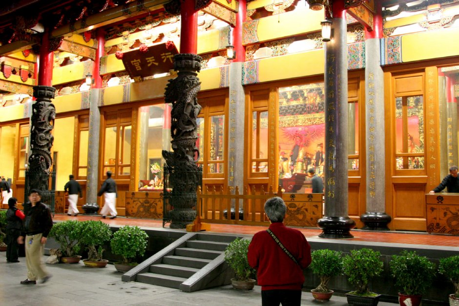 祭祀時夜間也燈火通明 攝影：簡時強