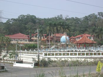 遠觀建德寺地母廟 攝影：張弘穎