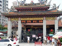 龍山寺牌樓<br/> 攝影：孫菽蔓