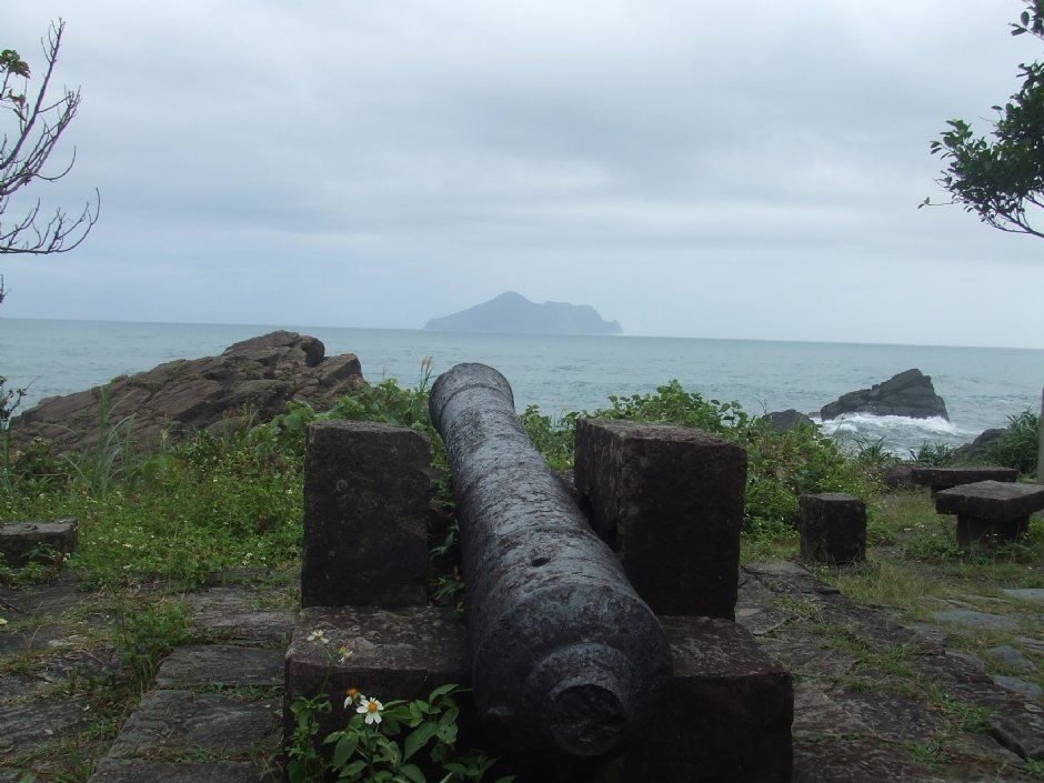 古砲與龜山島 攝影：Lu