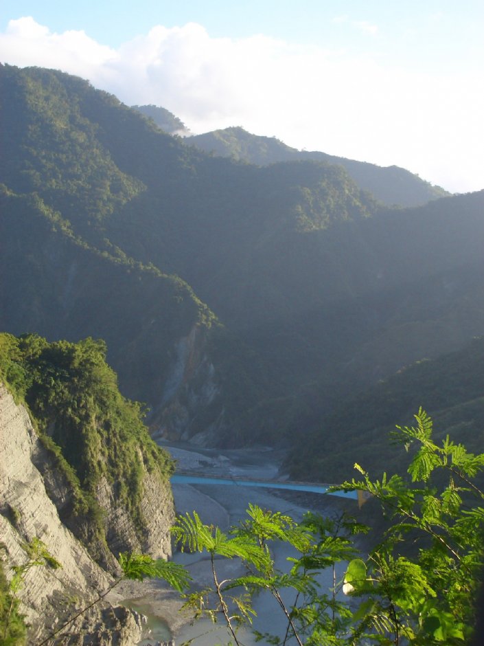 層層山巒與溪谷 攝影：裘帆志