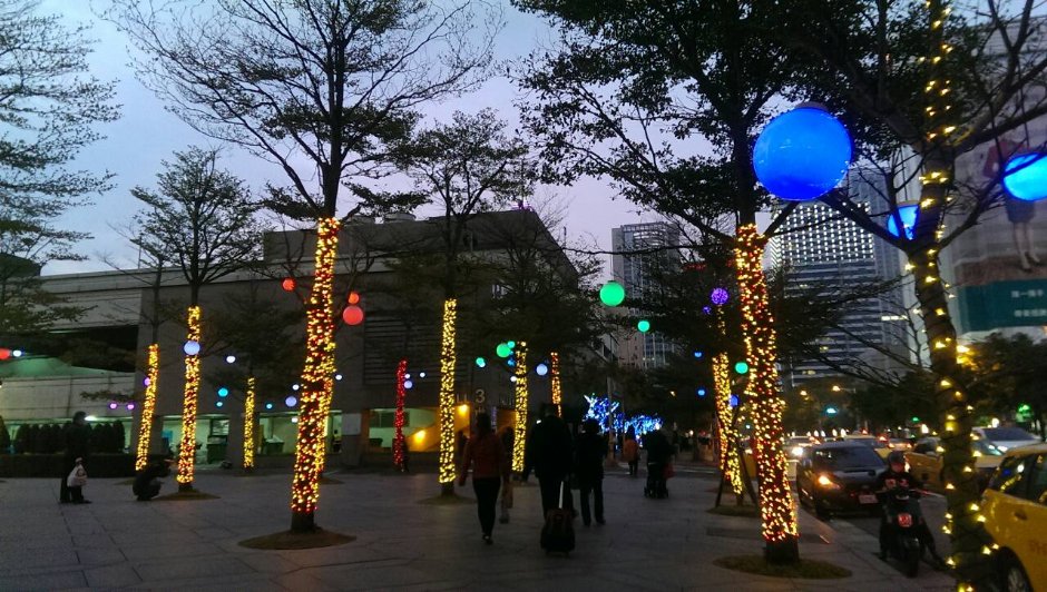 充滿耶誕氣氛的台北101週邊(2015年) 攝影：Eva隨手拍
