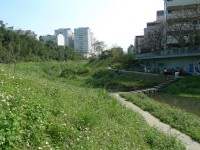 樂活公園旁內溝溪與休憩步道<br/> 攝影：Eva隨手拍