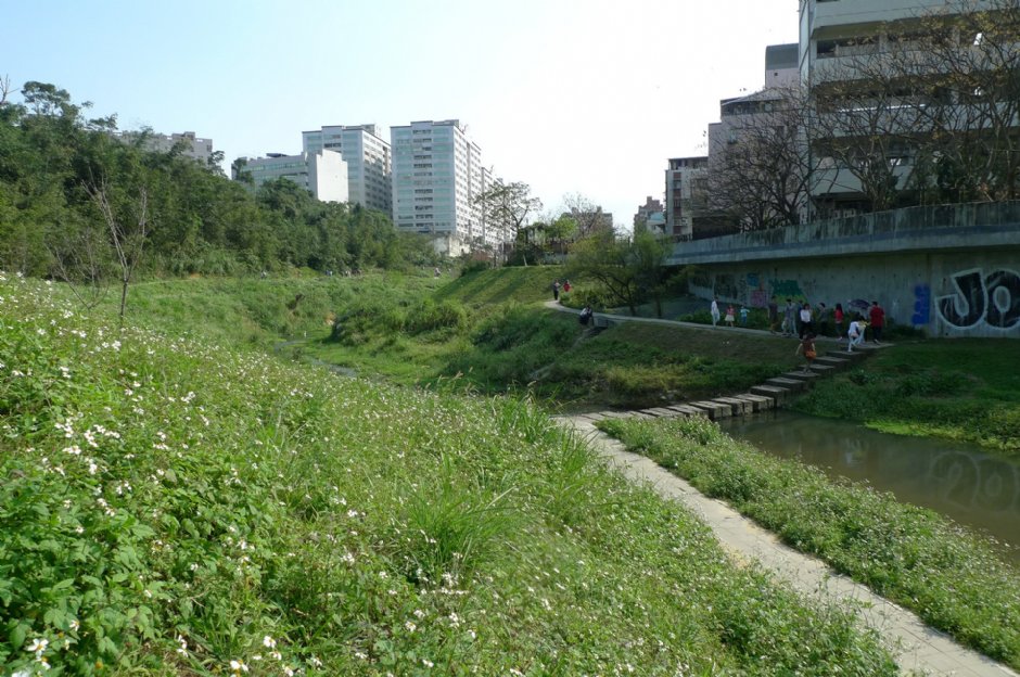 樂活公園旁內溝溪與休憩步道 攝影：Eva隨手拍