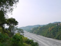 台灣原住民族文化園區旁的隘寮溪<br/> 攝影：旅遊王攝影組