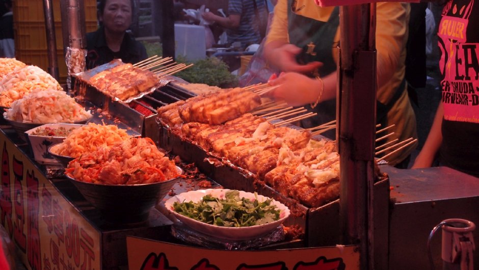 烤臭豆腐是老街上的人氣小吃 攝影：蔡宜娟