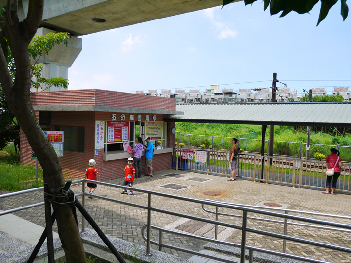 橋頭糖廠五分車站 攝影：三個井