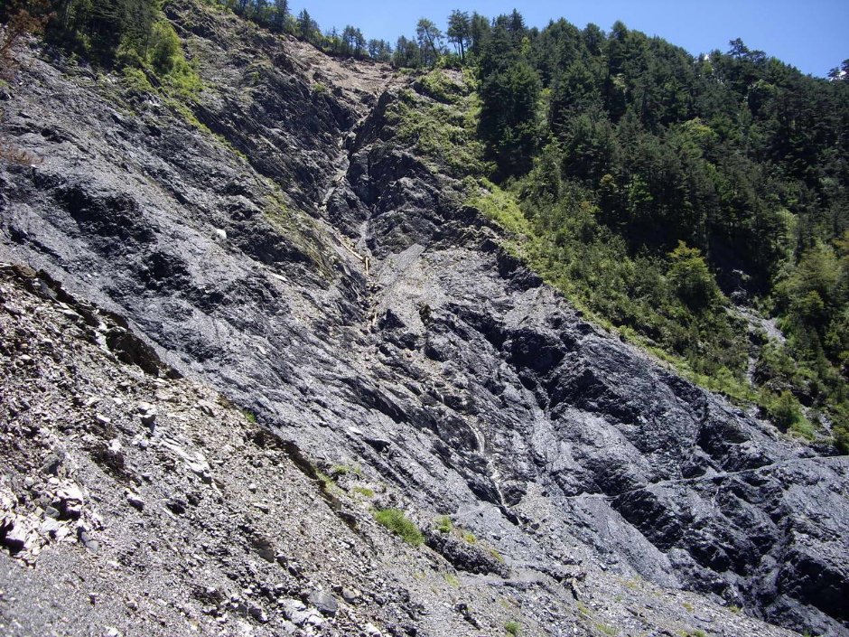 陡峭岩石山坡 攝影：老山羊部落格