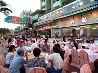 海鮮店擠滿人潮<br/> 攝影：馮順