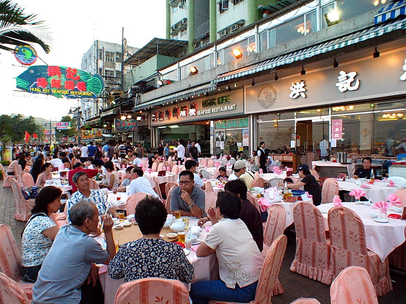 海鮮店擠滿人潮 攝影：馮順