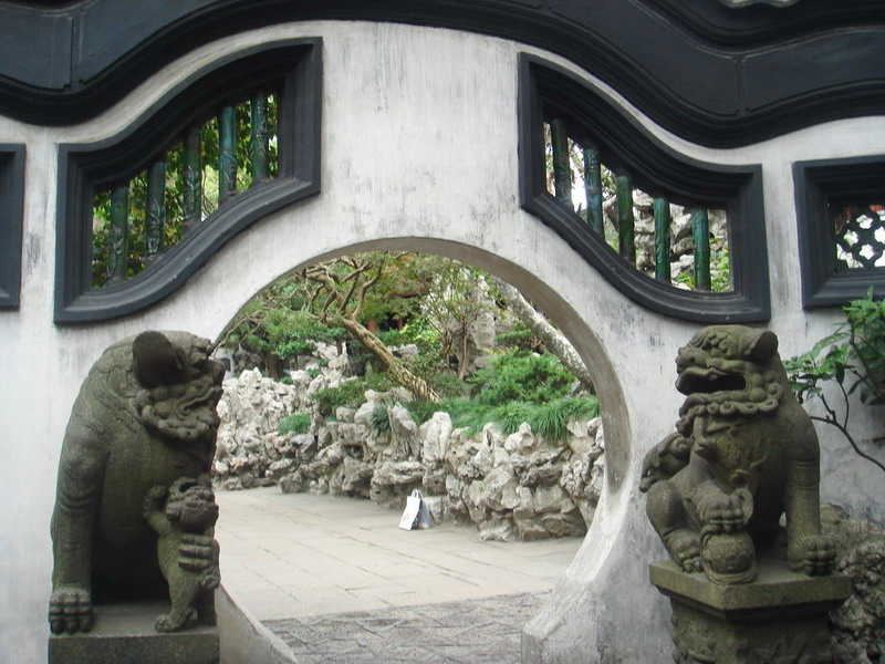 圓形洞門雙獅守護 攝影：余燕鳳