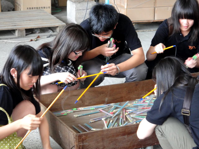 鉛筆遊戲 攝影：玉兔鉛筆學校授權