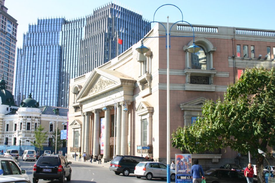 中山廣場上的巴洛克建築 攝影：馮順