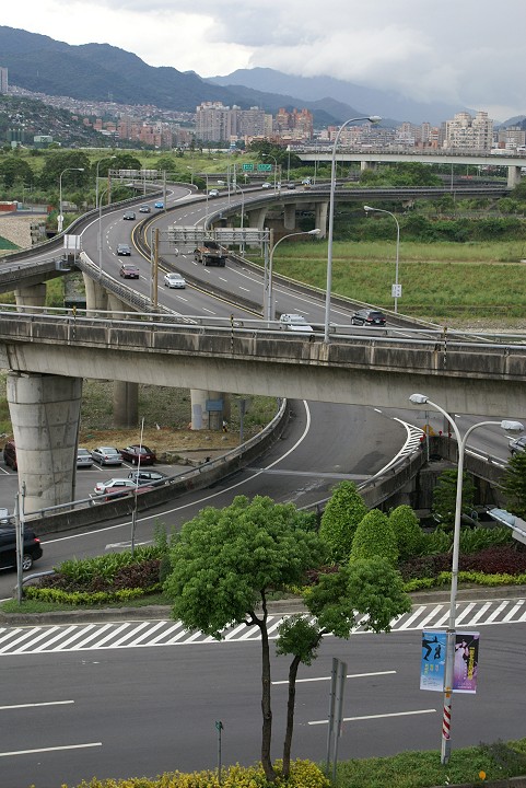 小碧潭遠眺高速公路 攝影：Eva隨手拍