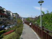 樂活公園旁內溝溪與休憩步道<br/> 攝影：Eva隨手拍