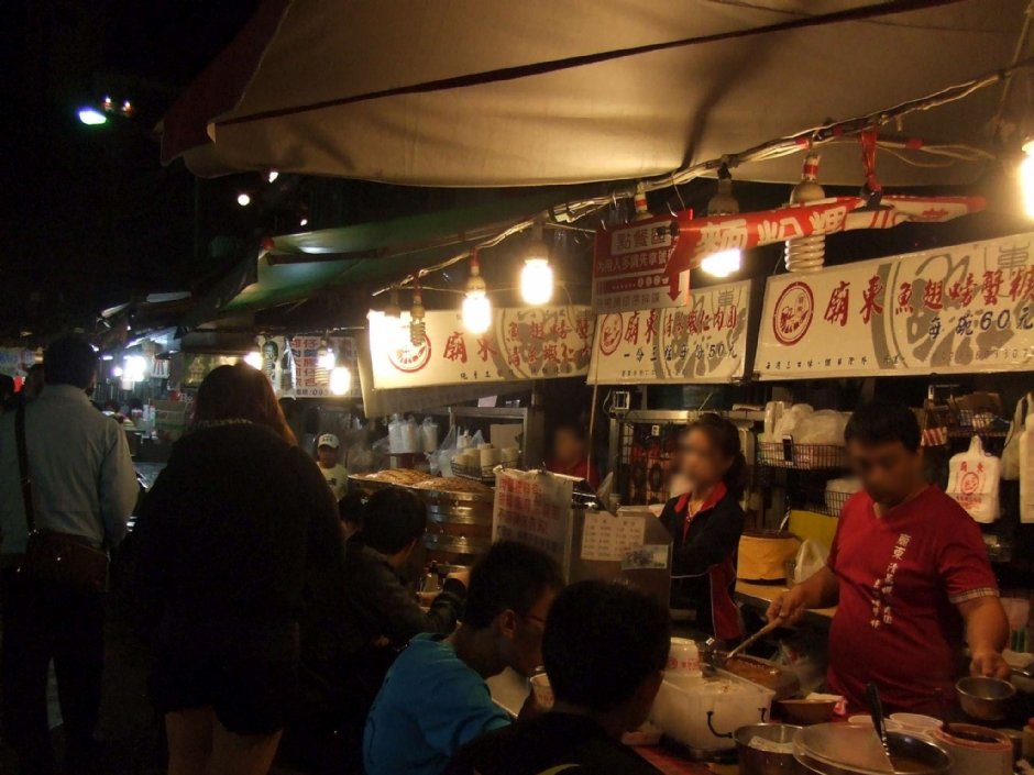 廟東夜市裡攤商眾多 攝影：Lu