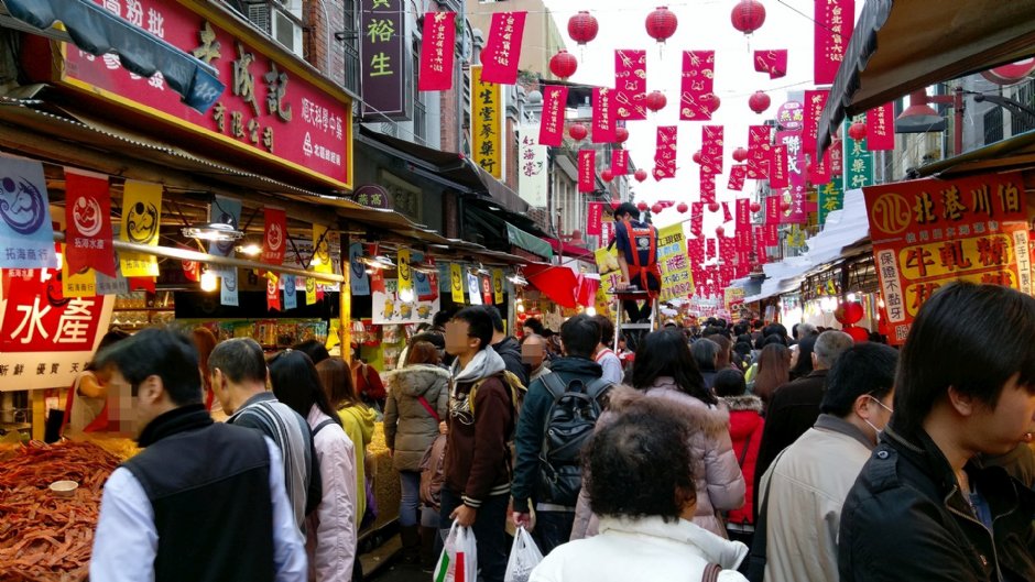 迪化街是台北最知名的年貨大街 攝影：Eva隨手拍
