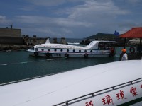 201408觀光船入港<br/> 攝影：三個井